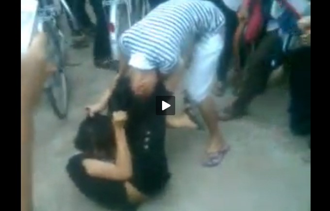 Hai nữ sinh đánh nhau được cho là học sinh của trường N.L, Quảng Bình (ảnh chụp từ clip)